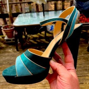 Brand NEW Size 10 Lauren Conrad green and gold strapped heels